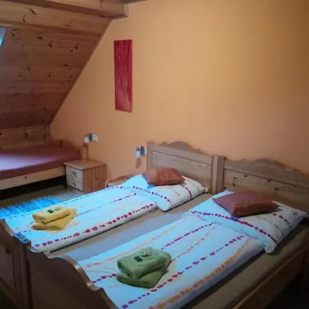 Kindererlebnis- Und Biobauernhof Hipp-bruckner