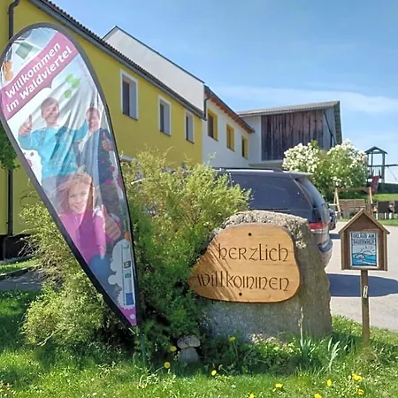 Kindererlebnis- Und Biobauernhof Hipp-bruckner *