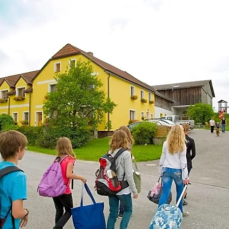 Kindererlebnis- Und Biobauernhof Hipp-bruckner Wornharts